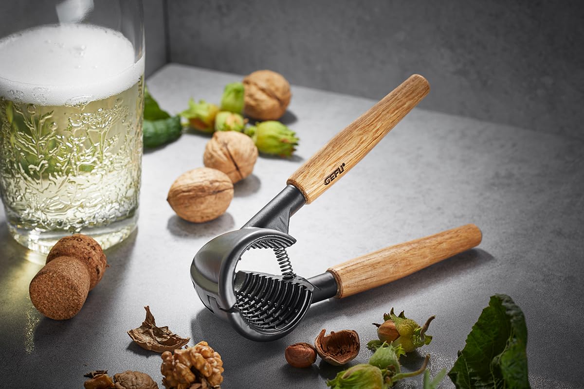 gefu-duos-nussknacker-mit-holzgriff-und-zinkdruckguss-kopf-f-r-haseln-sse-waln-s image 2
