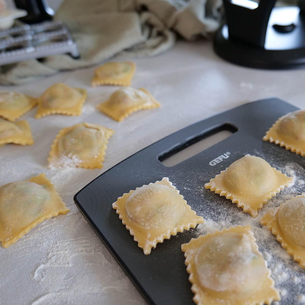 gefu-ravioli-maultaschenbrett-tasca-3-teilig-mit-muldenformer-und-holzrolle-f-r- image 7