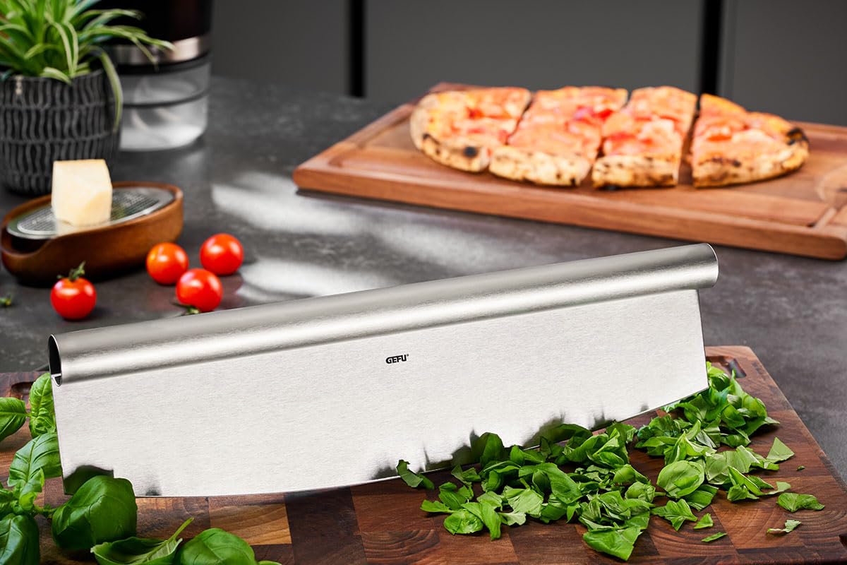 gefu-darioso-pizza-wiegemesser-35-cm-edelstahl-ergonomischer-griff-schutzkappe image 2