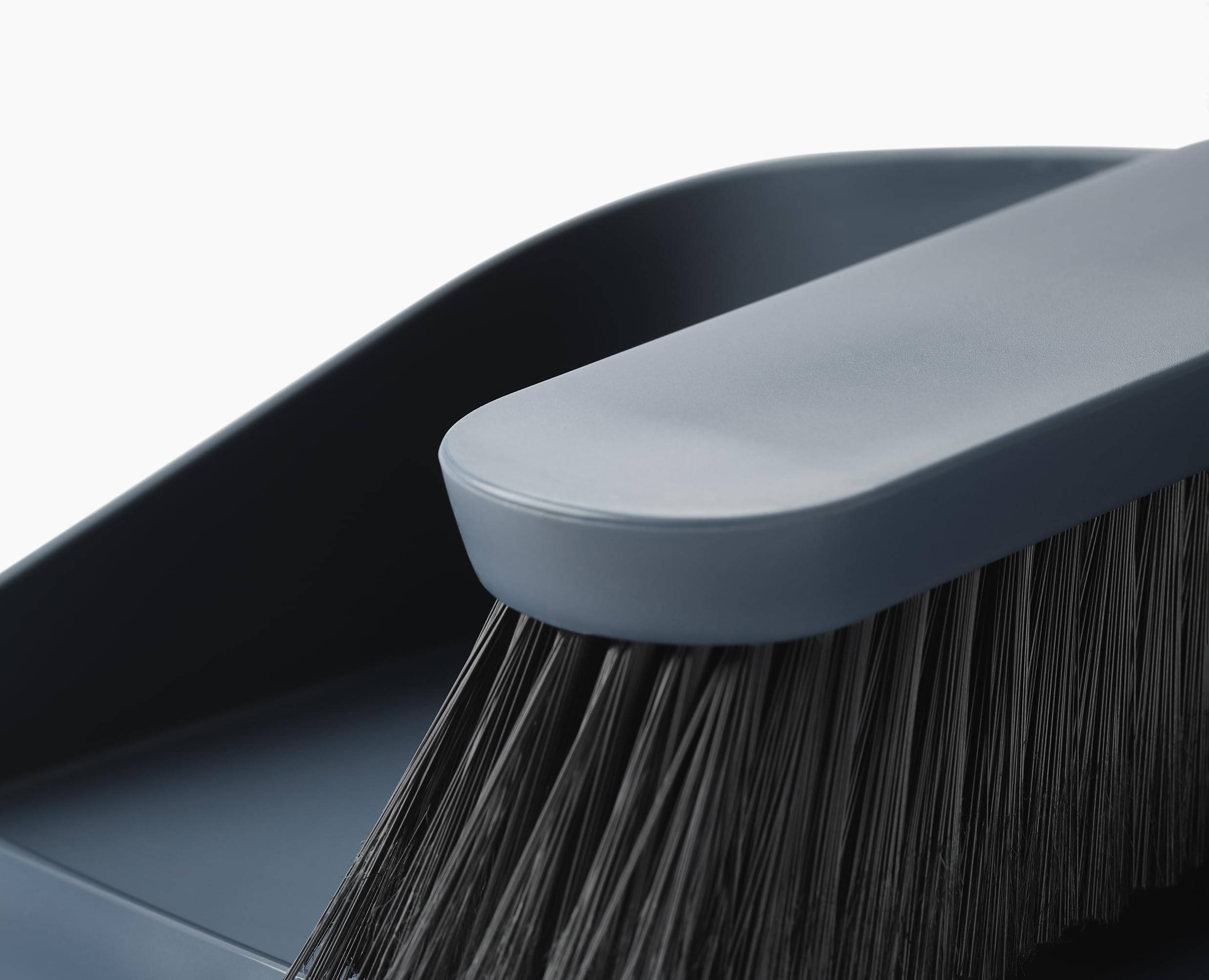 joseph-joseph-cleanstore-wandhalter-set-mit-handfeger-und-schaufel-dust-shield-a image 5