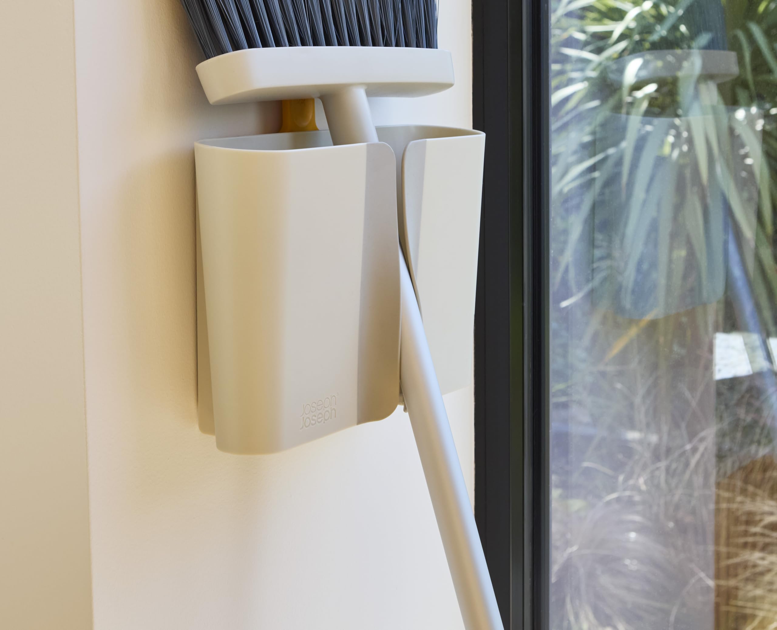joseph-joseph-cleantech-wandmontierter-besen-mit-langem-verstellbarem-stiel-bese image 8