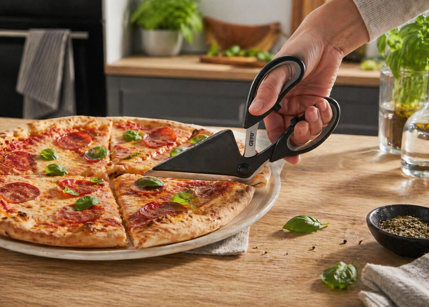gefu-pezzo-pizzaschneider-mit-2-in-1-funktion-pizzaschere-heber-aus-japanischem- image 2