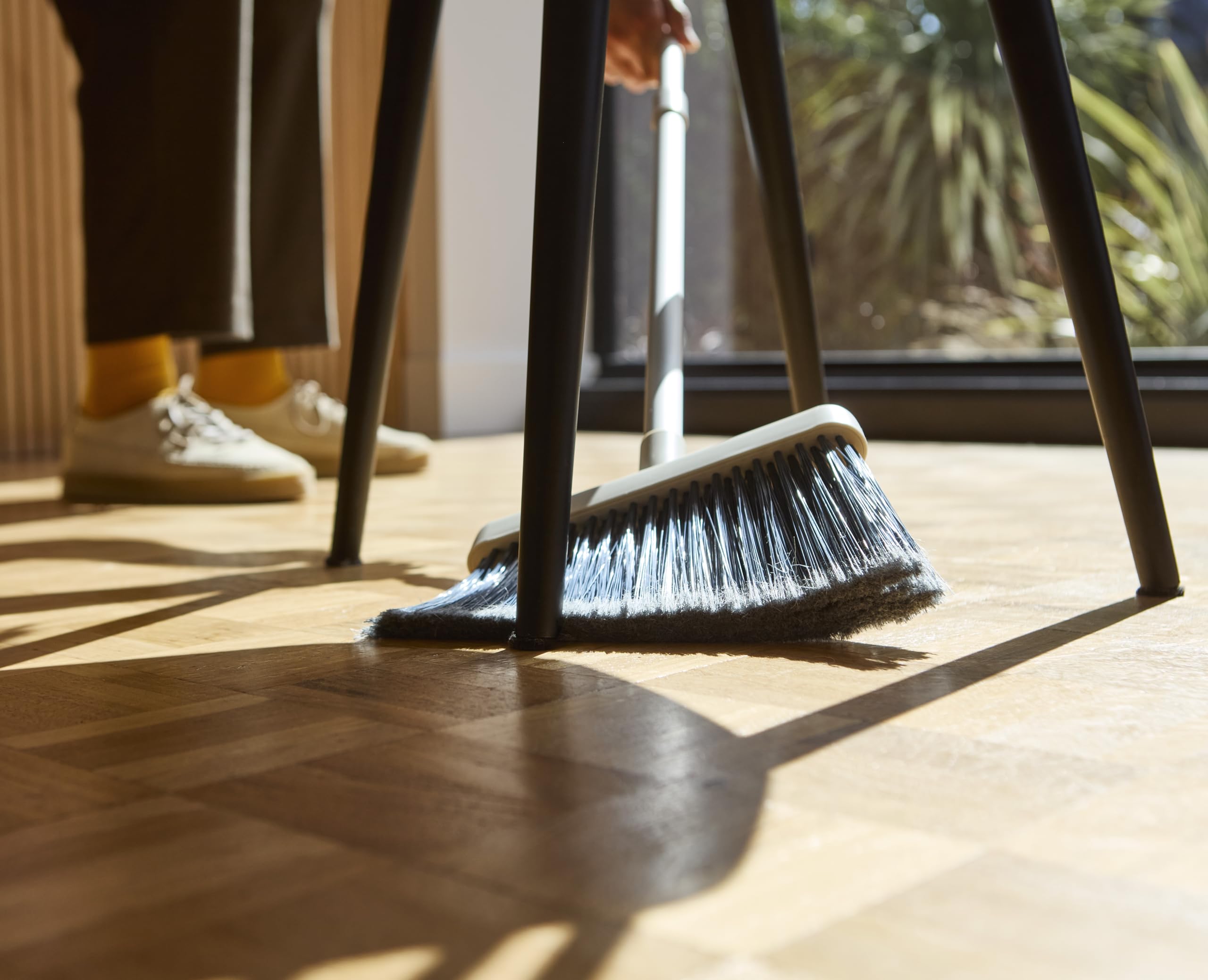 joseph-joseph-cleantech-wandmontierter-besen-mit-langem-verstellbarem-stiel-bese image 7