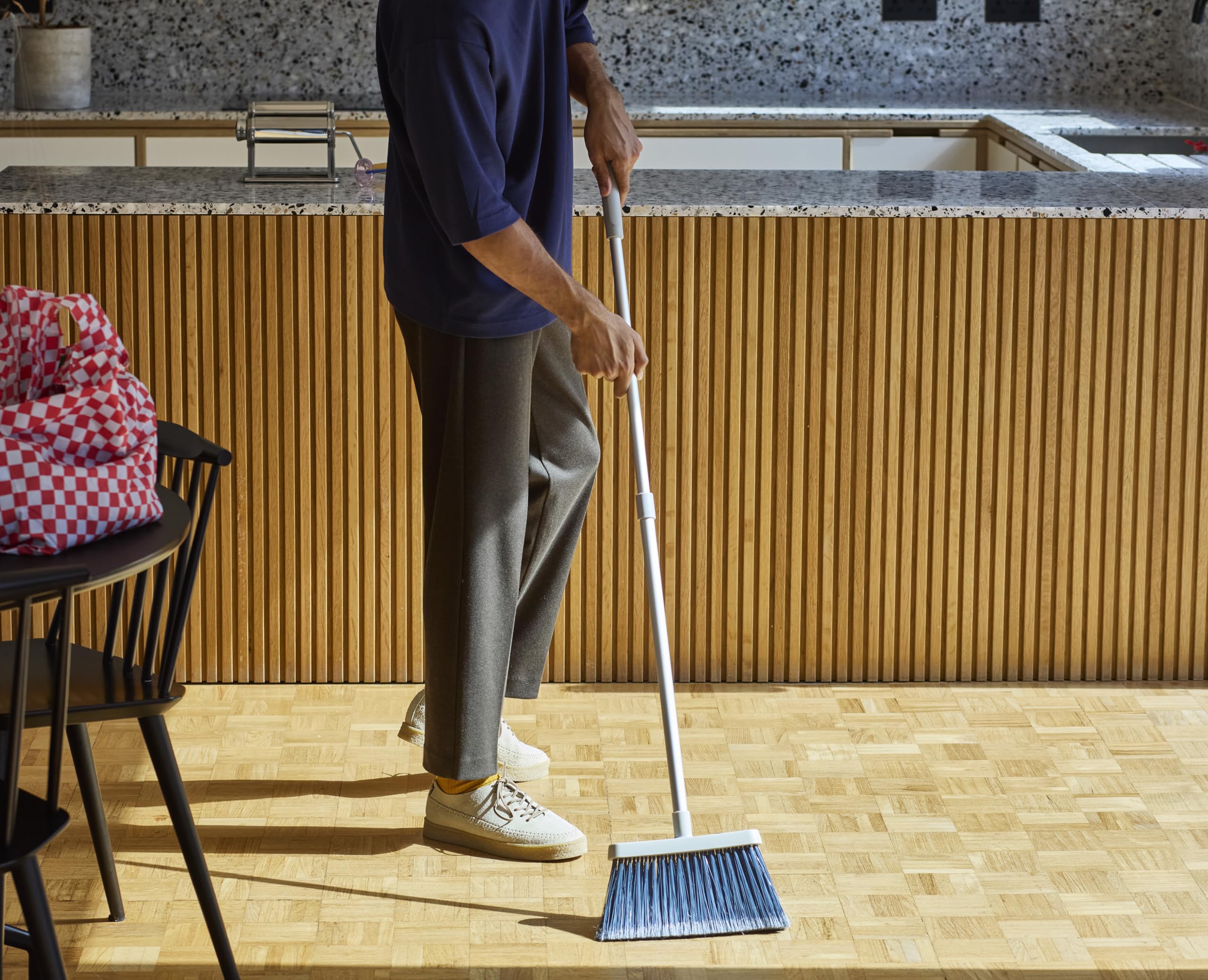 joseph-joseph-cleantech-wandmontierter-besen-mit-langem-verstellbarem-stiel-bese image 3